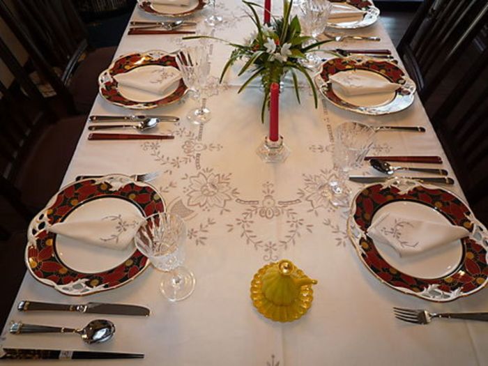 Dazzling Tablescapes with Disposable Dinnerware | Smarty Had A Party Dinnerware Delights: Setting the Perfect Table